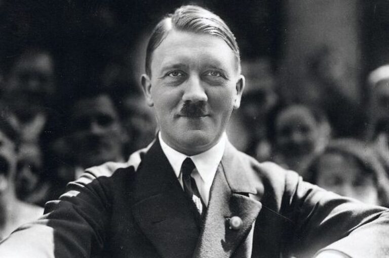 Адольф Гитлер в 1933 году, уже при власти - канцлер Германии. Будущий гениальный военный стратег