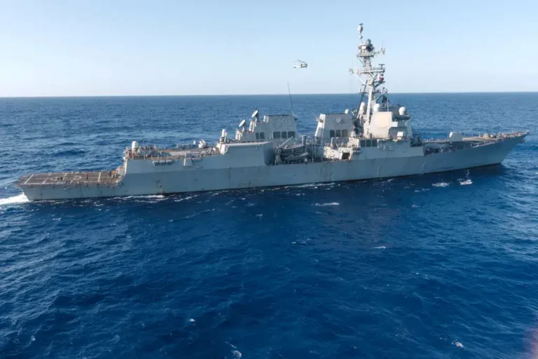 Эсминец USS Bainbridge в Ионическом море, 27 июля 2025 года. На кормовой надстройке видна новая пусковая установка для перехвата беспилотников