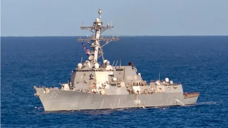 USS «Уинстон С. Черчилль» проходит через Адриатическое море 29 июля 2025 года