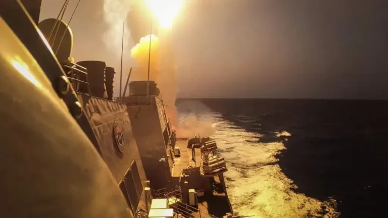 Эсминец класса Arleigh Burke USS Carney запускает ракету SM-2 по цели, принадлежащей хуситам, в октябре 2023 года