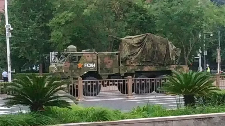 Подготовка к параду. Вооружение зачехлено. Фото The War Zone
