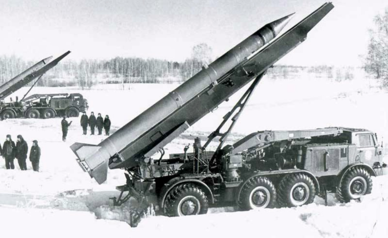 Батарея пусковых установок 9П113 комплексов 9К52 «Луна-М» на стрельбах (журнал «Советский воин», 1980-е годы)