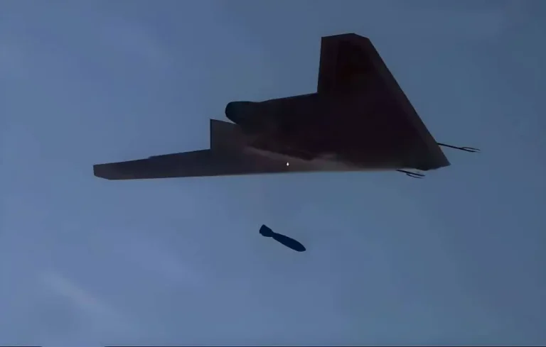 Сброс неуправляемой авиабомбы с БПЛА С-70 «Охотник» в ходе испытаний