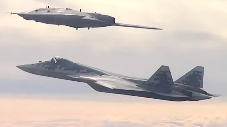 Истребитель Су-57 и БПЛА С-70 «Охотник»