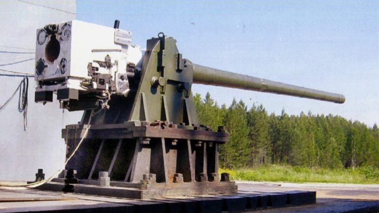 На фотографии: 125-мм танковая пушка 2А82 (для Т-14) разработки АО "Завод №9" на полигонной установке
