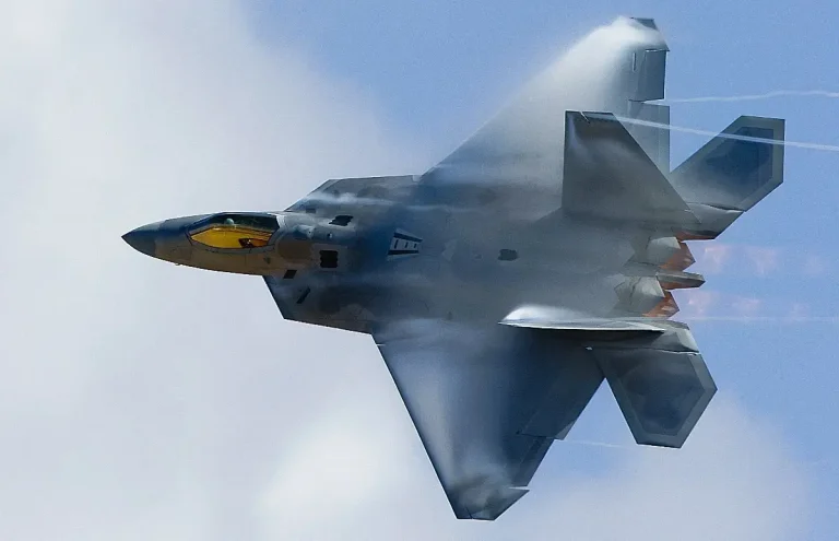Самолёт F-22 Raptor выполняет скоростной разворот на ежегодном авиашоу