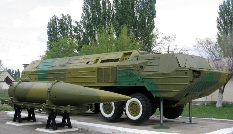 Баллистическая ракета 9М714 и самоходная пусковая установка 9П71 оперативно-тактического ракетного комплекса 9К714 «Ока» в музее полигона "Капустин Яр", г. Знаменск
