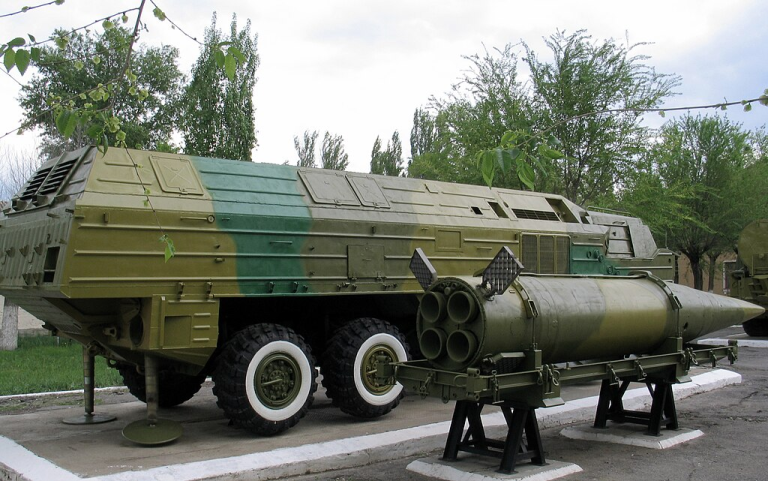 Баллистическая ракета 9М714 и самоходная пусковая установка 9П71 оперативно-тактического ракетного комплекса 9К714 «Ока» в музее полигона "Капустин Яр", г. Знаменск
