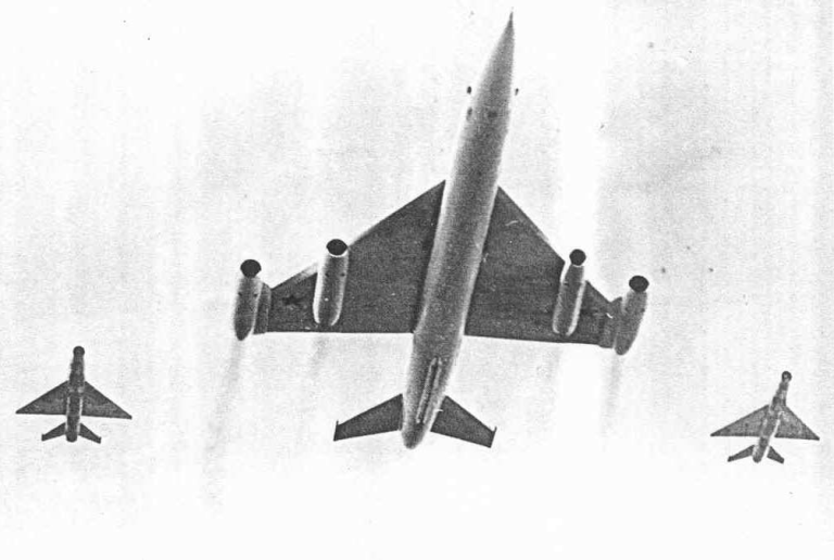 М-50 на воздушном параде летом 1961 года. Самолет показали уже после фактического закрытия темы