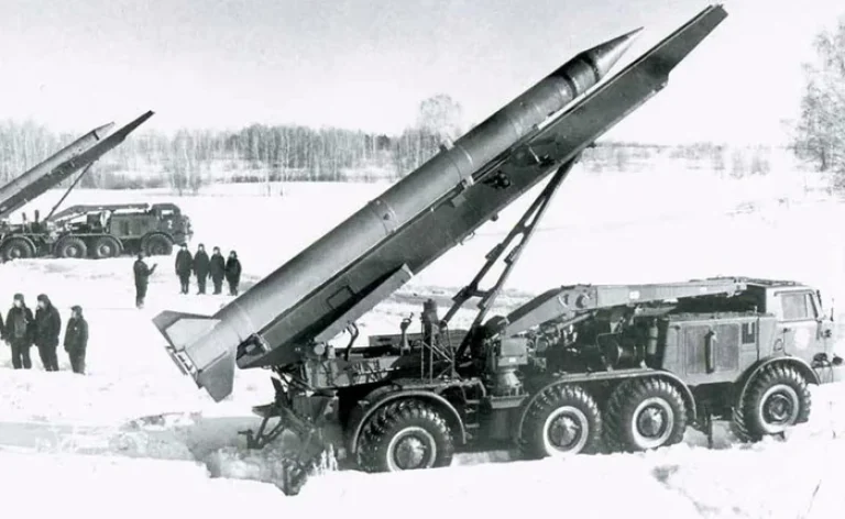Батарея пусковых установок 9П113 комплексов 9К52 «Луна-М» во время учебных стрельб (журнал «Советский воин», 1980-е годы). Источник: http://militaryrussia.ru/blog/topic-864.html/topic-192.html 