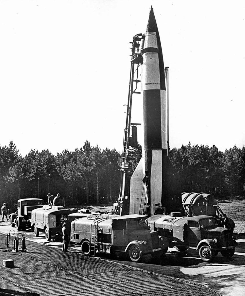 немецкая баллистическая ракета V-2 на стартовой позиции в испытательном центре Пенемюнде. Снимок kiddyclub.ru