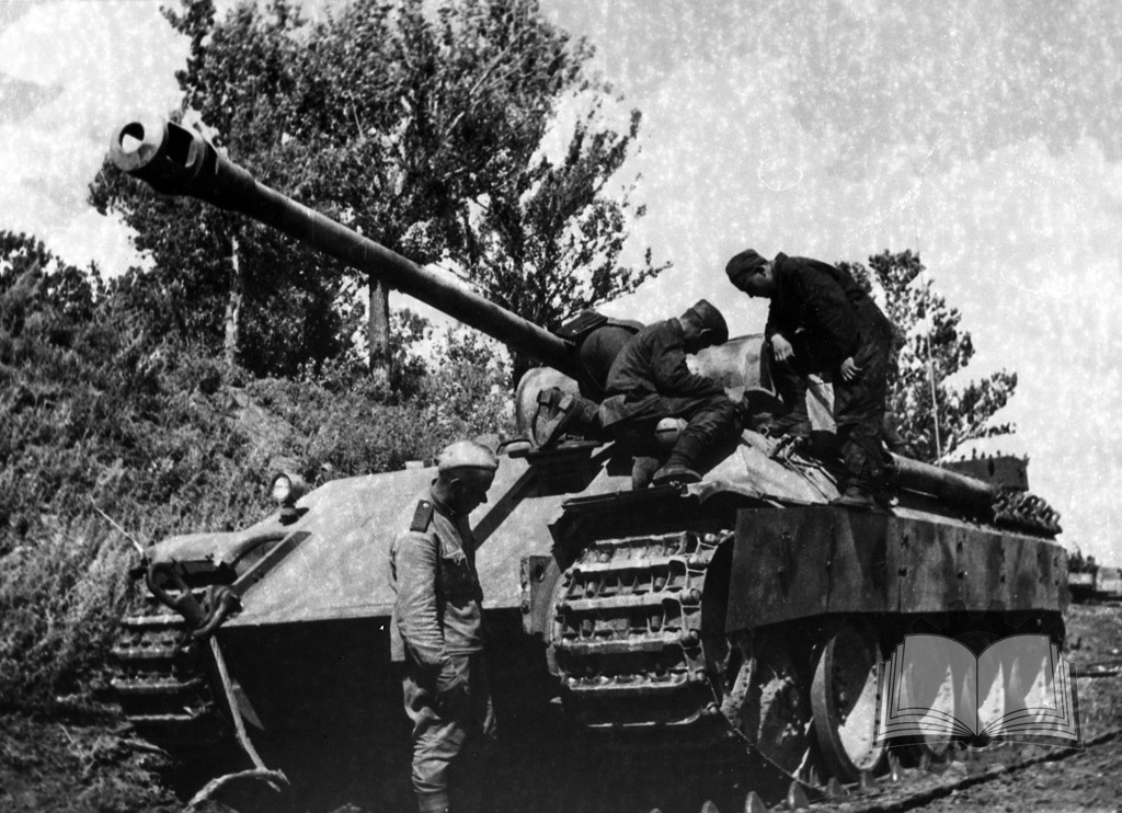 Изучение одного из Pz.Kpfw.Panther, потерянного в ходе Курской битвы