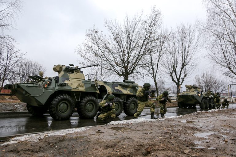 Высадка бойцов из БТР-82А