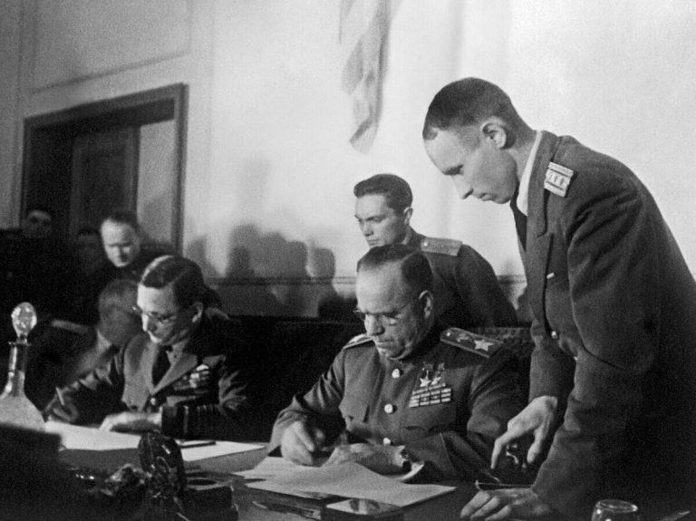 Подписание Акта о безоговорочной капитуляции германских вооруженных сил, Карлсхорст, Германия, 8 мая 1945 года | © РИА Новости / Георгий Петрусов