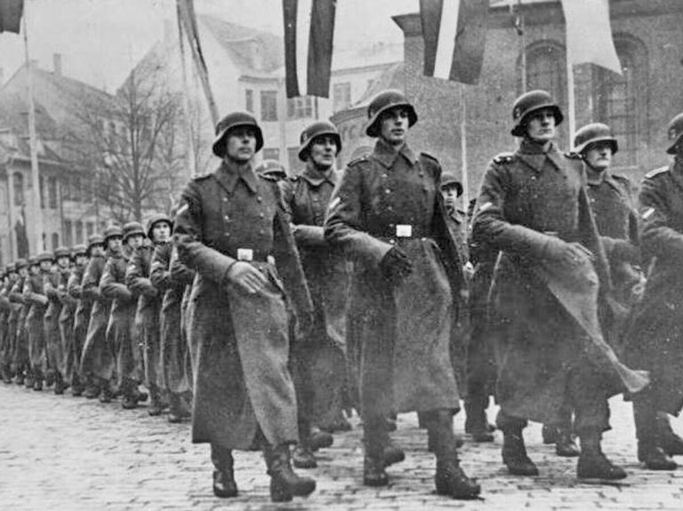 Парад латышских легионеров СС в Риге. 1943 | CC BY-SA 3.0 / Bundesarchiv /