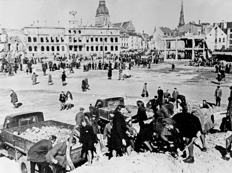 Рига в первые дни после освобождения Красной армией от гитлеровцев. Жители города разбирают завалы на центральной площади. | © РИА Новости / РИА Новости