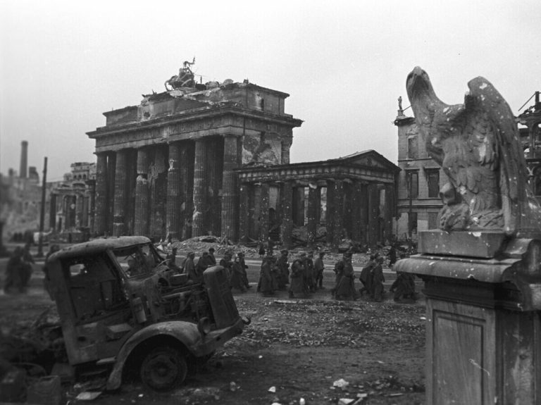 Колонна пленных немецких солдат у Бранденбургских ворот 2 мая 1945 года | © РИА Новости / Олег Кнорринг