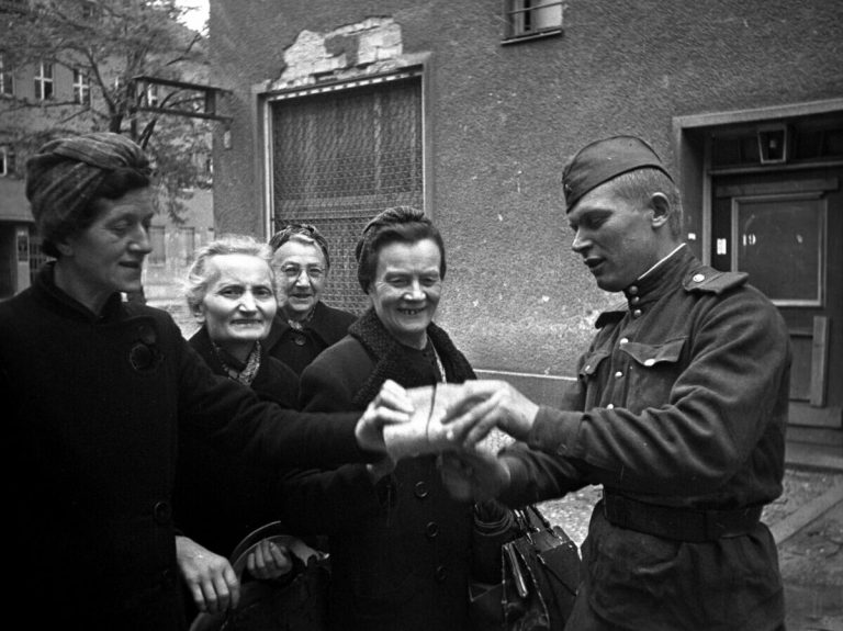 Советский солдат раздает хлеб женщинам Берлина | © РИА Новости / Олег Кнорринг