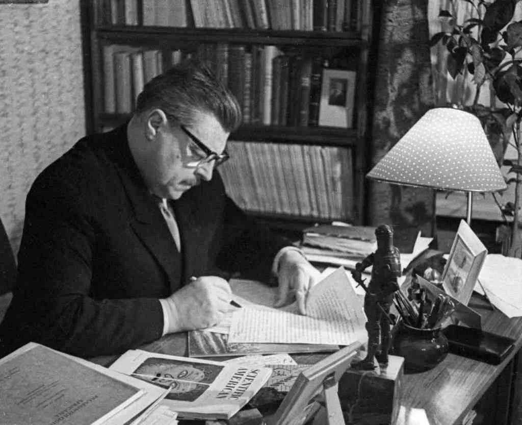 Иван Антонович Ефремов в своём кабинете