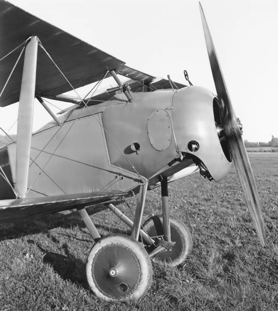 великолепная работа, Buffalo H5892. Подпись компании Sopwith к фотографии гласит: «S.599 – Sopwith Buffalo – Траншейный Истребитель Двухместный – 1-й Экспериментальный – Сент. 19/18». Обратите особое внимание на предназначенный для пилота вырез в центральной части верхнего крыла